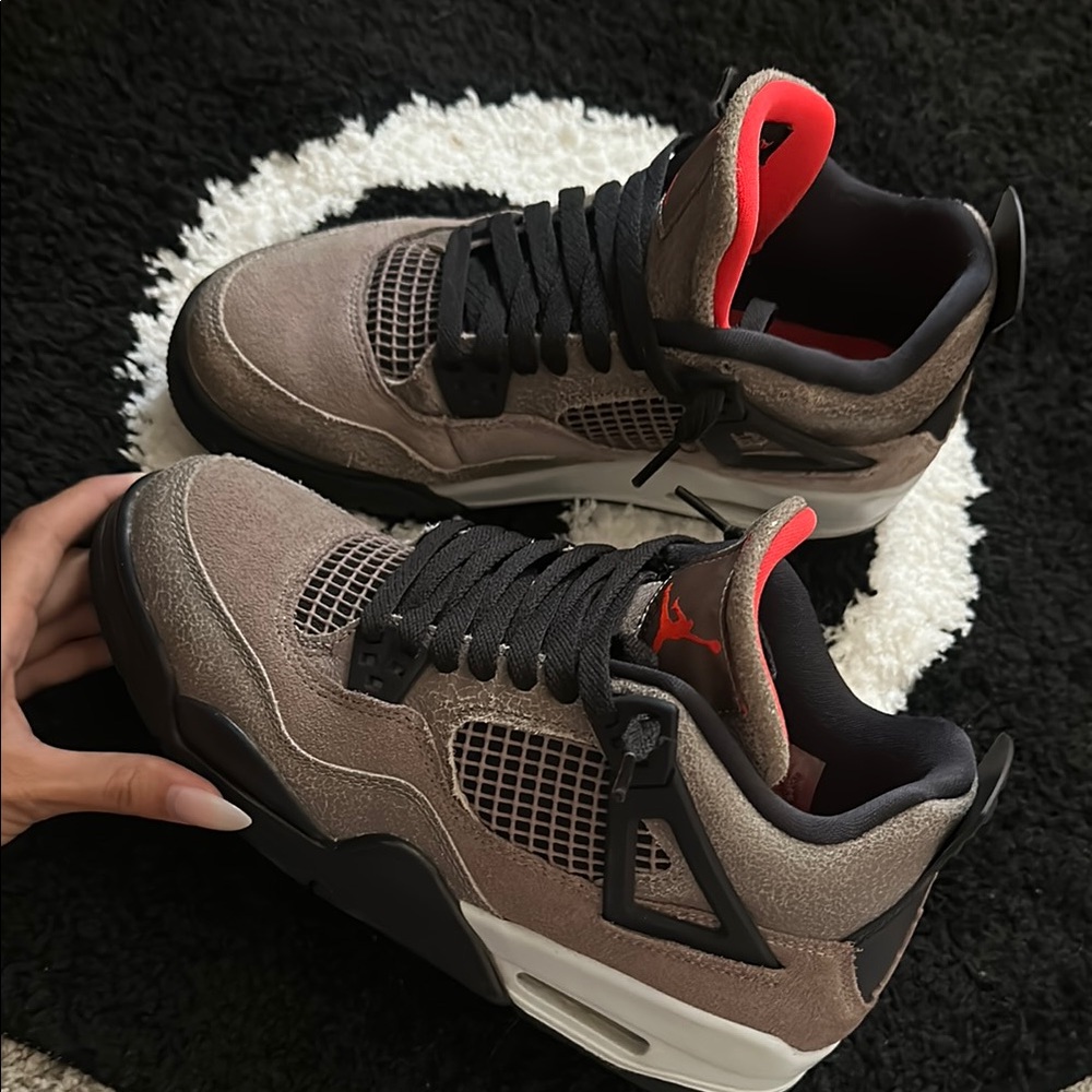 Jordan 4 “ taupe haze ” size 7 men/7y new condition